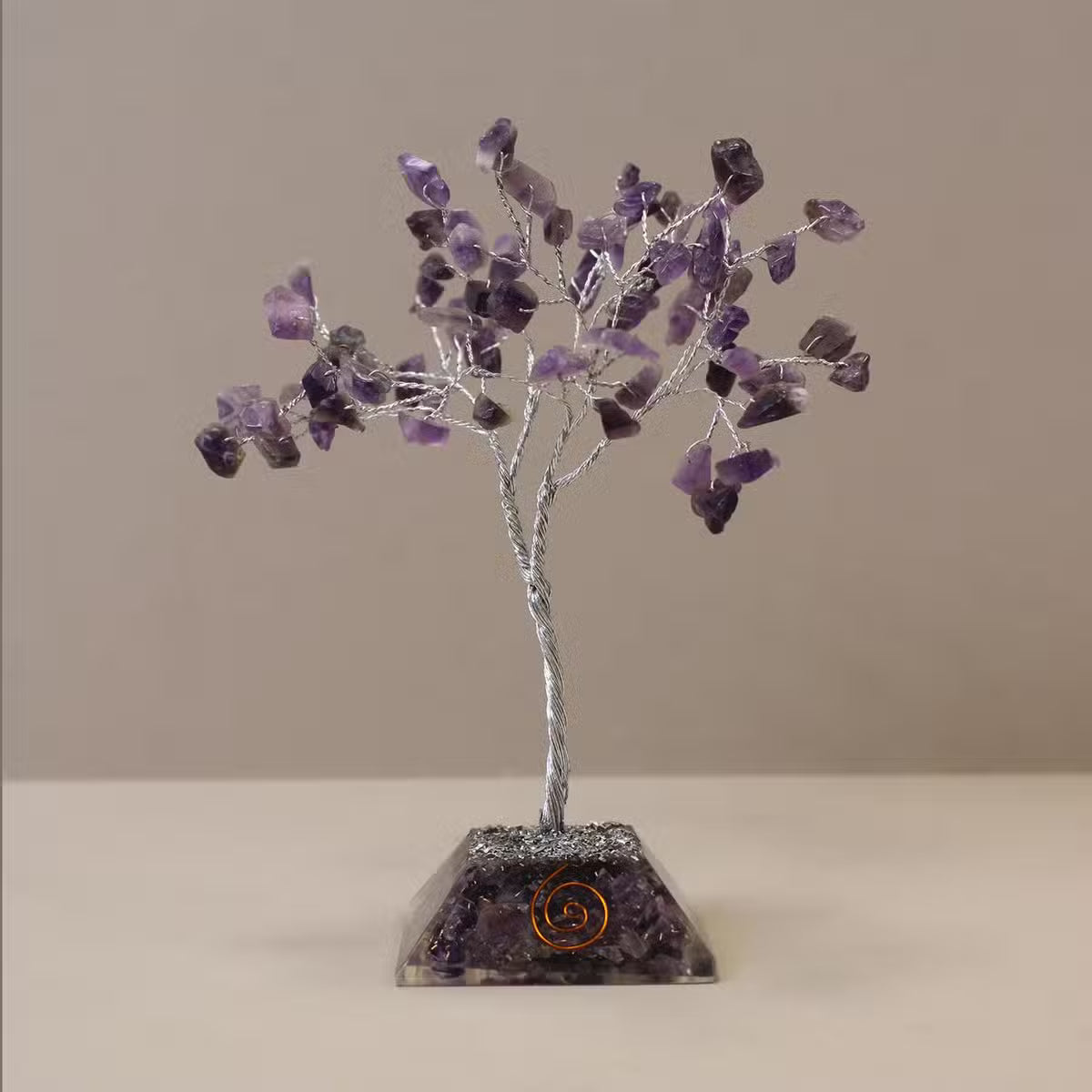 Arbre de gemmes en améthyste sur base pyramidale en orgonite, 80 pierres