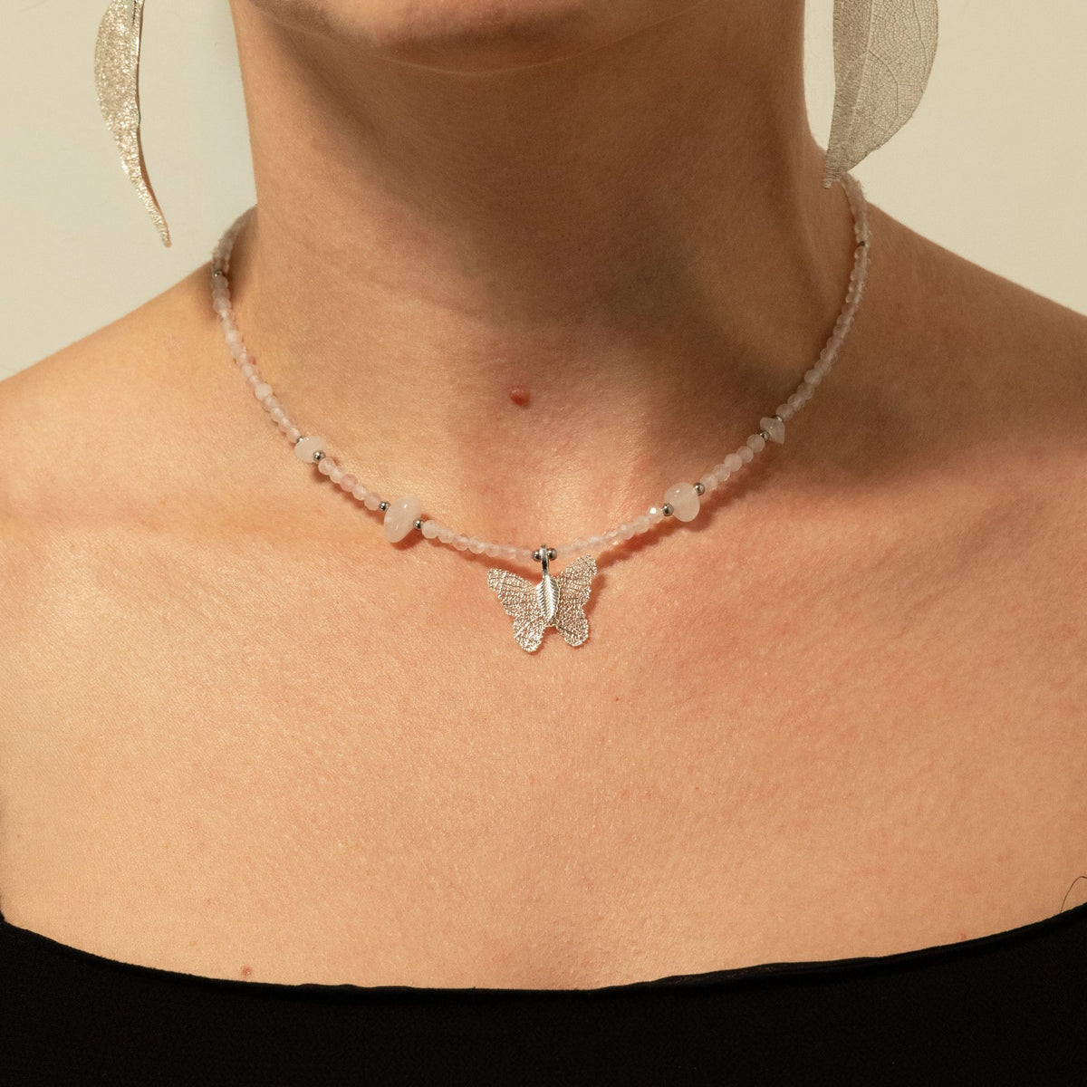 Collier Quartz Rose – Pendentif Papillon en Véritable Feuille