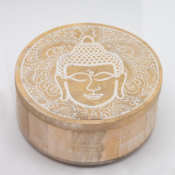Boîte ronde en manguier 17,5 cm, visage de Bouddha gravé et patiné blanc
