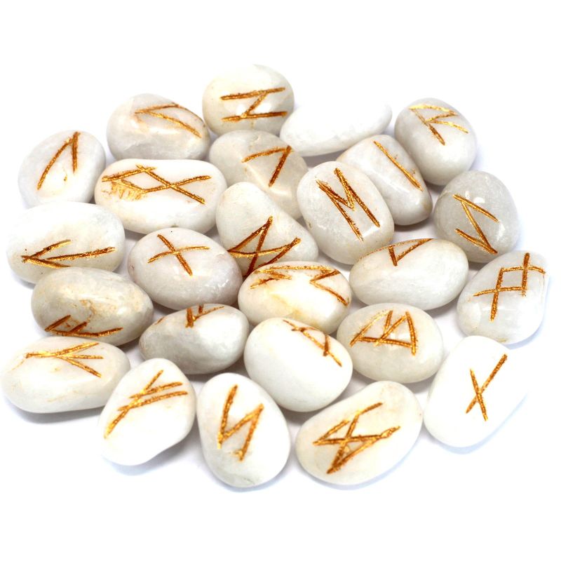 Jeu de 25 runes gravées en agate blanche veinée de gris, avec leur pochette