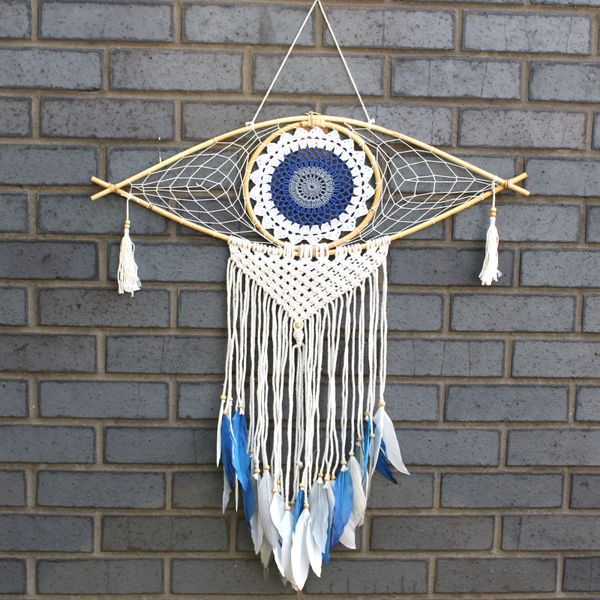 Attrape-rêves en macramé de 70 cm, œil crocheté bleu marine cerné de blanc, plumes blanches et bleues