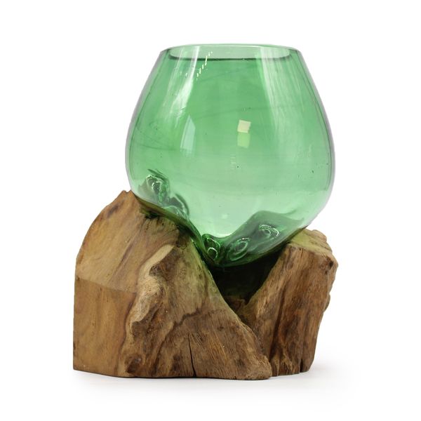 Petit vase globe en verre vert recyclé coulé sur un bloc de racine de bois