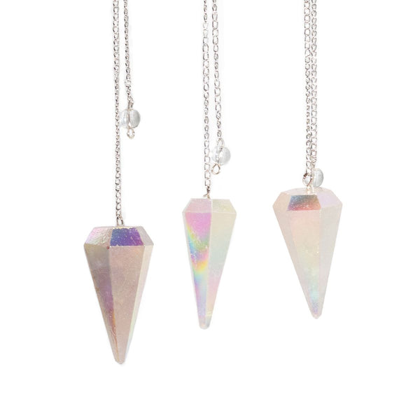 Trois pendules hexagonaux en quartz teinté blanc nacré, chaîne argentée, sur fond blanc