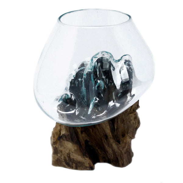 Grande sphère de verre soufflé ouverte et inclinée, coulée sur une racine de bois foncée