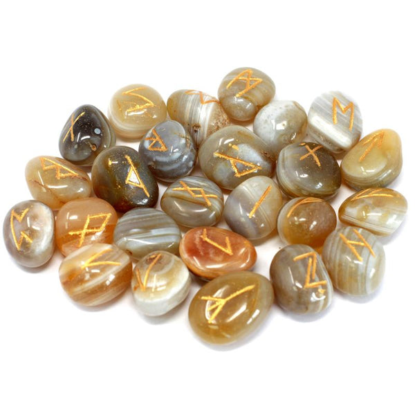 Jeu de 25 runes gravées en agate rubanée aux couches beige et grises, avec leur pochette