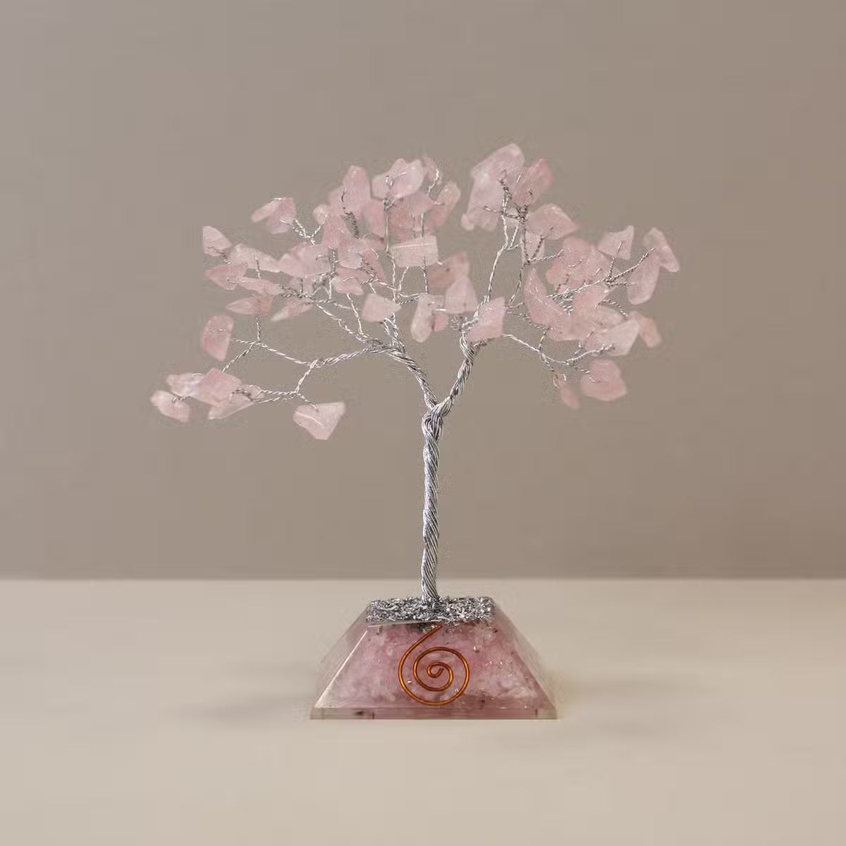Arbre de gemmes en quartz rose sur base pyramidale en orgonite, 80 pierres