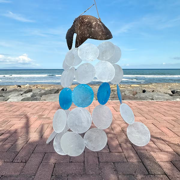 Carillon en noix de coco et disques de nacre de capiz blancs et bleus