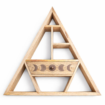 Étagère murale triangulaire en manguier clair, divisée en casiers ouverts, avec un tiroir central dont la façade porte les phases de la lune gravées