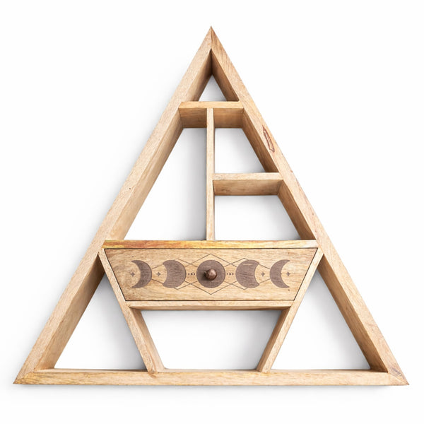 Étagère murale triangulaire en manguier clair, divisée en casiers ouverts, avec un tiroir central dont la façade porte les phases de la lune gravées