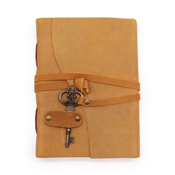 Carnet en cuir fauve huilé, lanière enroulée et clé en métal en guise de fermoir