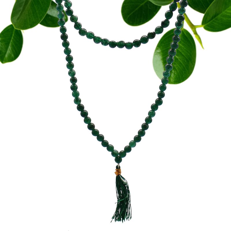 Détail des perles de jade, du vert tendre au vert foncé