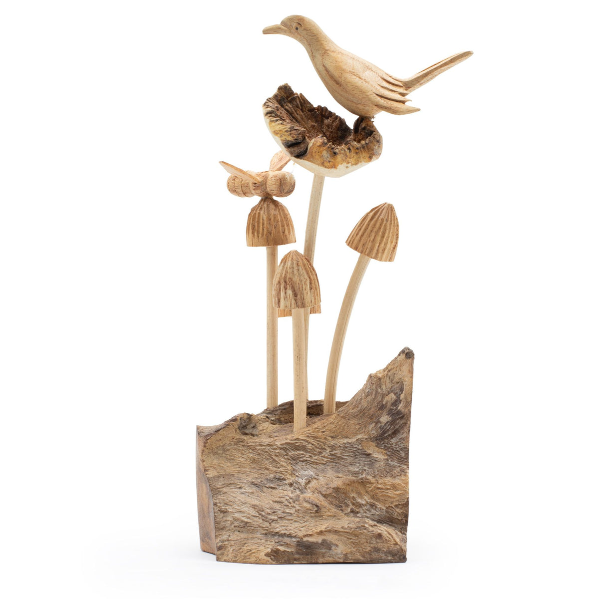 Scène sculptée d'un oiseau et d'une abeille posés sur des champignons, bois parasite