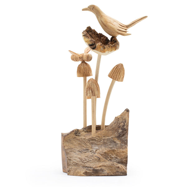 Scène sculptée d'un oiseau et d'une abeille posés sur des champignons, bois parasite