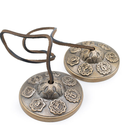 Paire de cymbales tingsha en laiton gravées des sept chakras, 7 cm