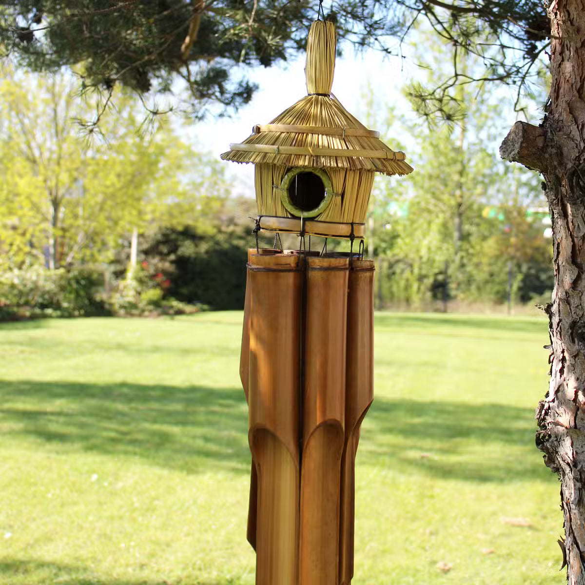 Grand nichoir rond en jonc de mer avec carillon de bambou, 56 cm