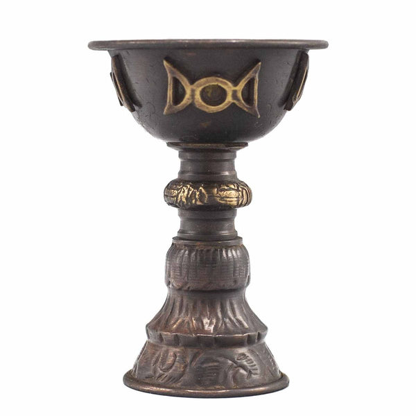 Coupe rituelle sur haut pied ouvragé en cuivre patiné, triple lune dorée en relief