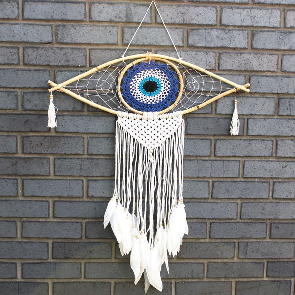 Attrape-rêves en macramé de 70 cm sur monture de bois en amande, œil crocheté bleu marine et blanc, plumes blanches