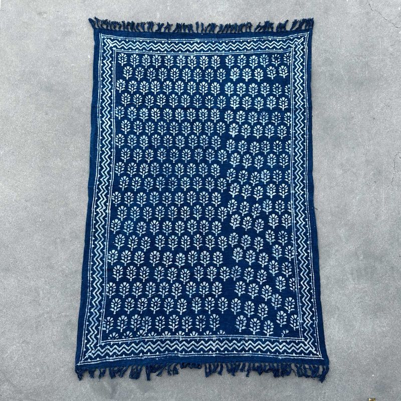 Détail de l'impression florale sur fond indigo