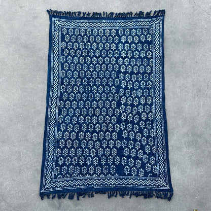 Détail de l'impression florale sur fond indigo