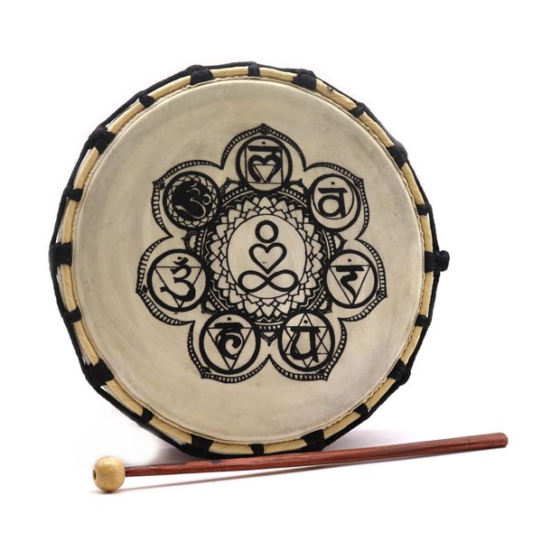 Tambour chamanique de 25 cm, sept symboles des chakras imprimés en noir en couronne, avec une mailloche en bois