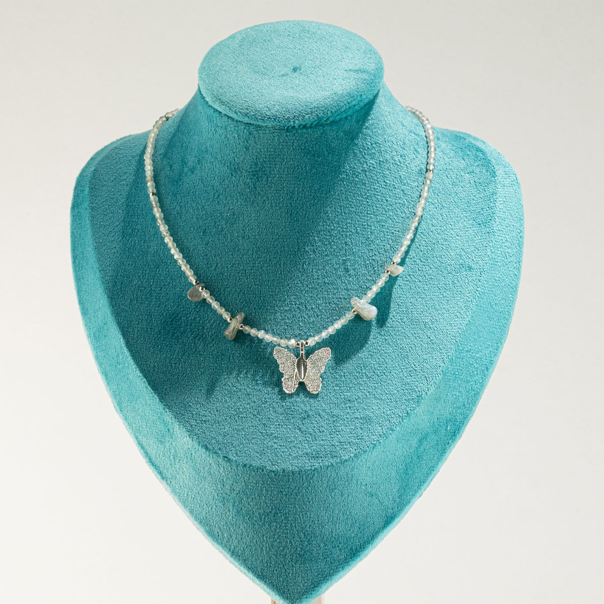 Collier Labradorite – Pendentif Papillon en Véritable Feuille