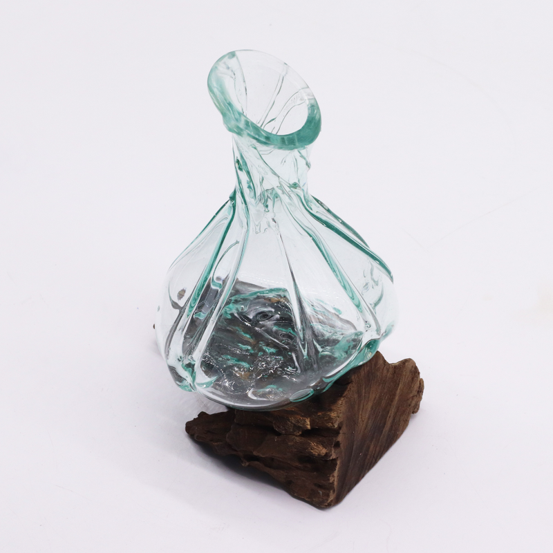 Carafe verre coulé sur bois, détail de la jonction verre-bois