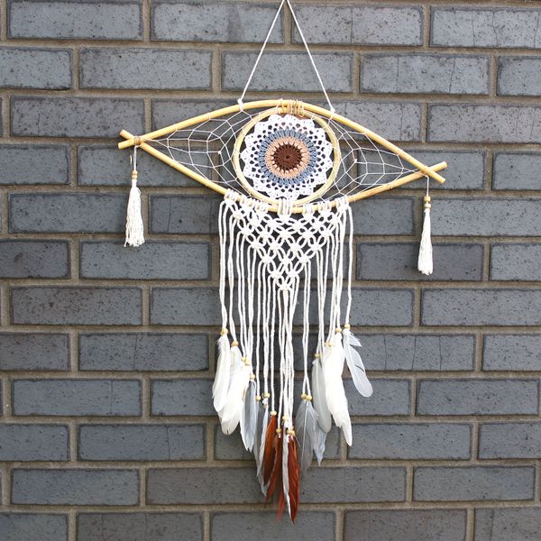 Attrape-rêves en macramé de 60 cm de haut, œil crocheté dans les tons bruns, plumes fauves et blanches