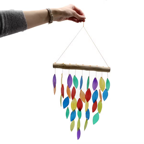 Carillon en bois flotté aux feuilles de capiz multicolores