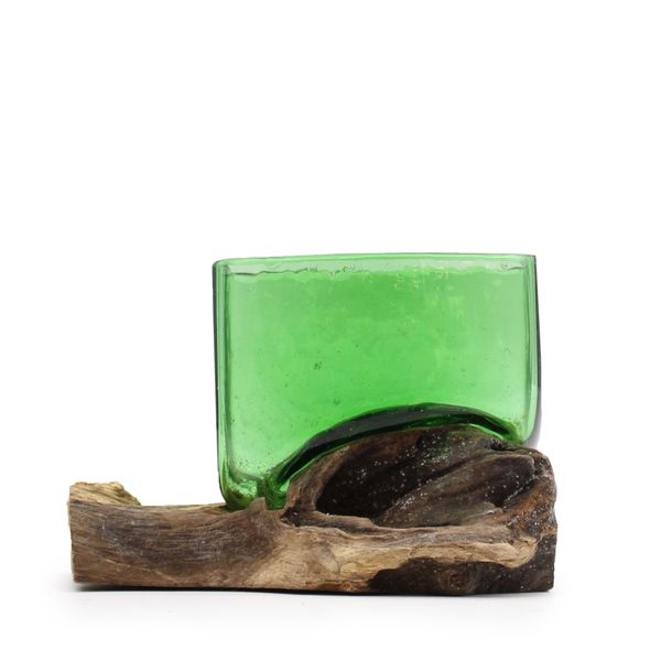 Coupe carrée en verre vert vif recyclé coulée sur une planche de bois flotté