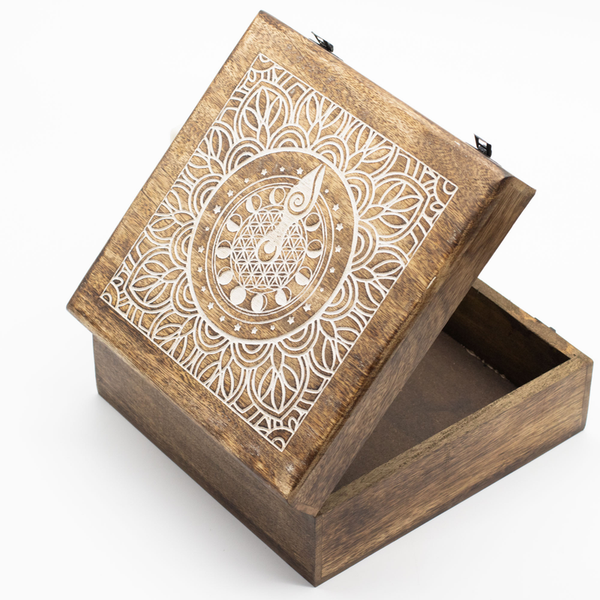 Grande boîte en manguier 25 cm, couvercle gravé blanc mandala et phases de lune, fermoir métal