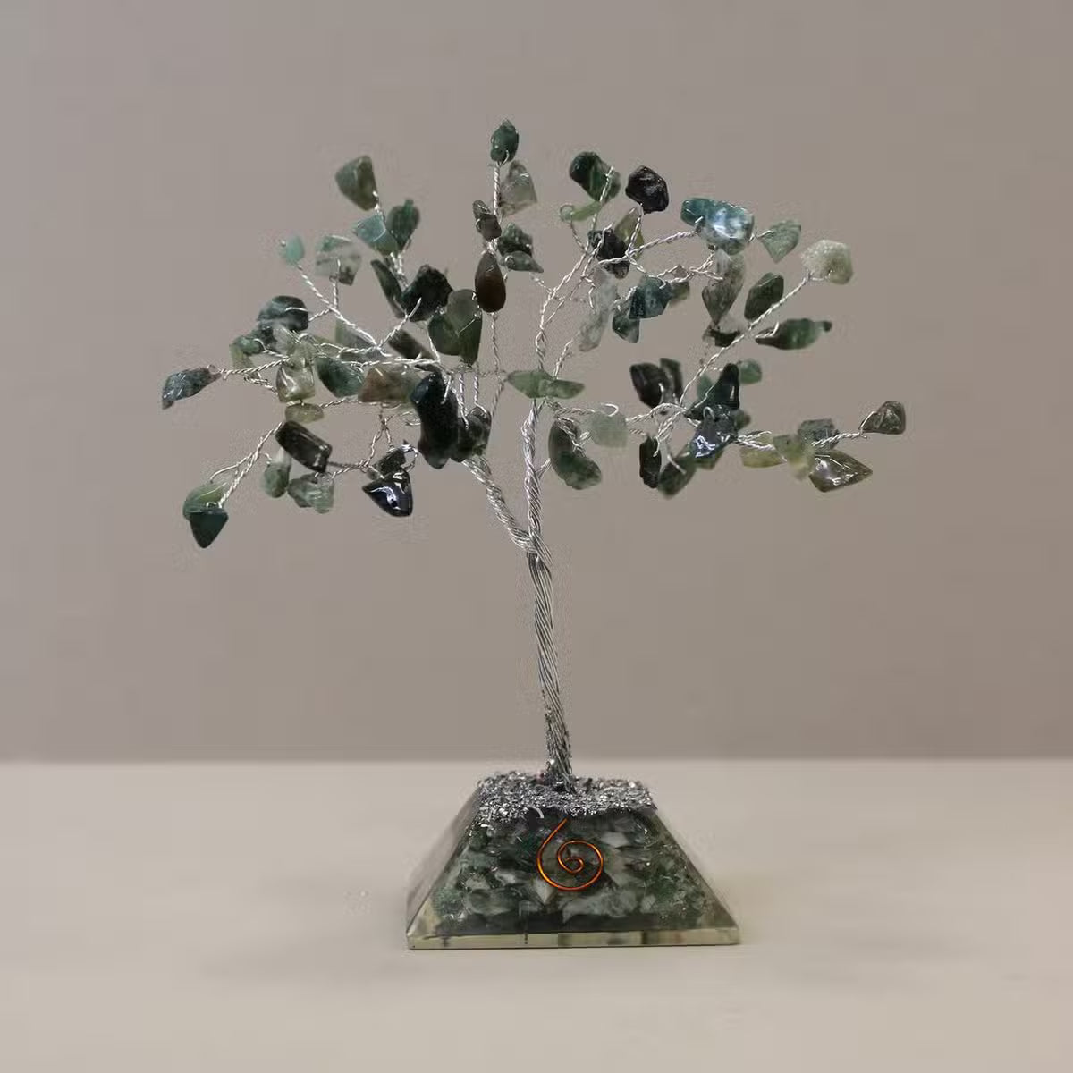 Arbre de gemmes en agate mousse sur base pyramidale en orgonite, 80 pierres