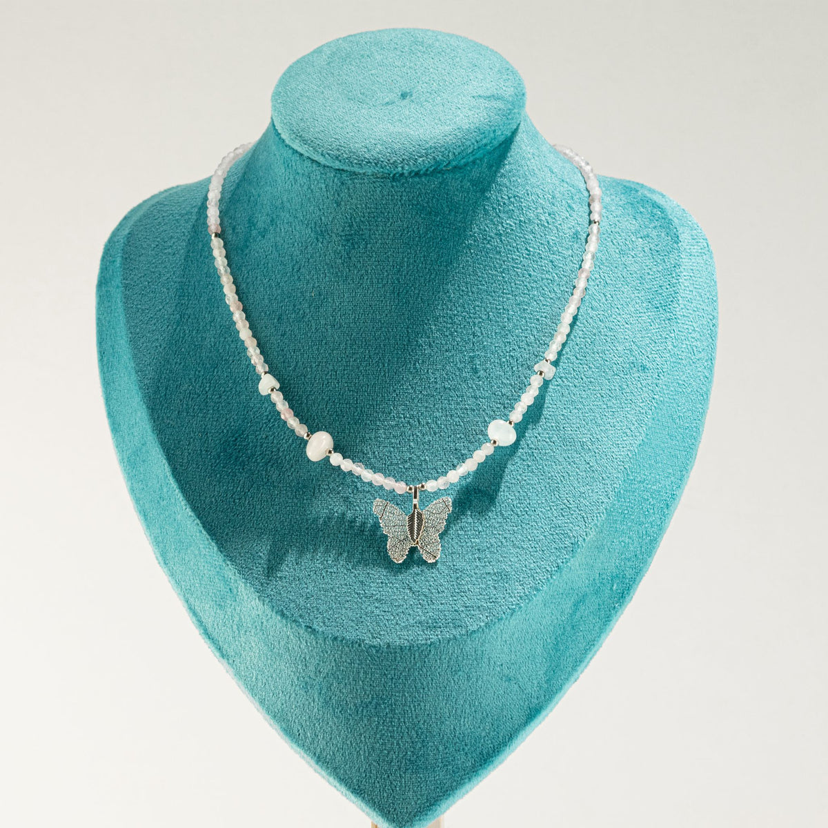 Collier Quartz Rose – Pendentif Papillon en Véritable Feuille