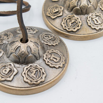 Cymbales tingsha 7 chakras reliées par leur cordon