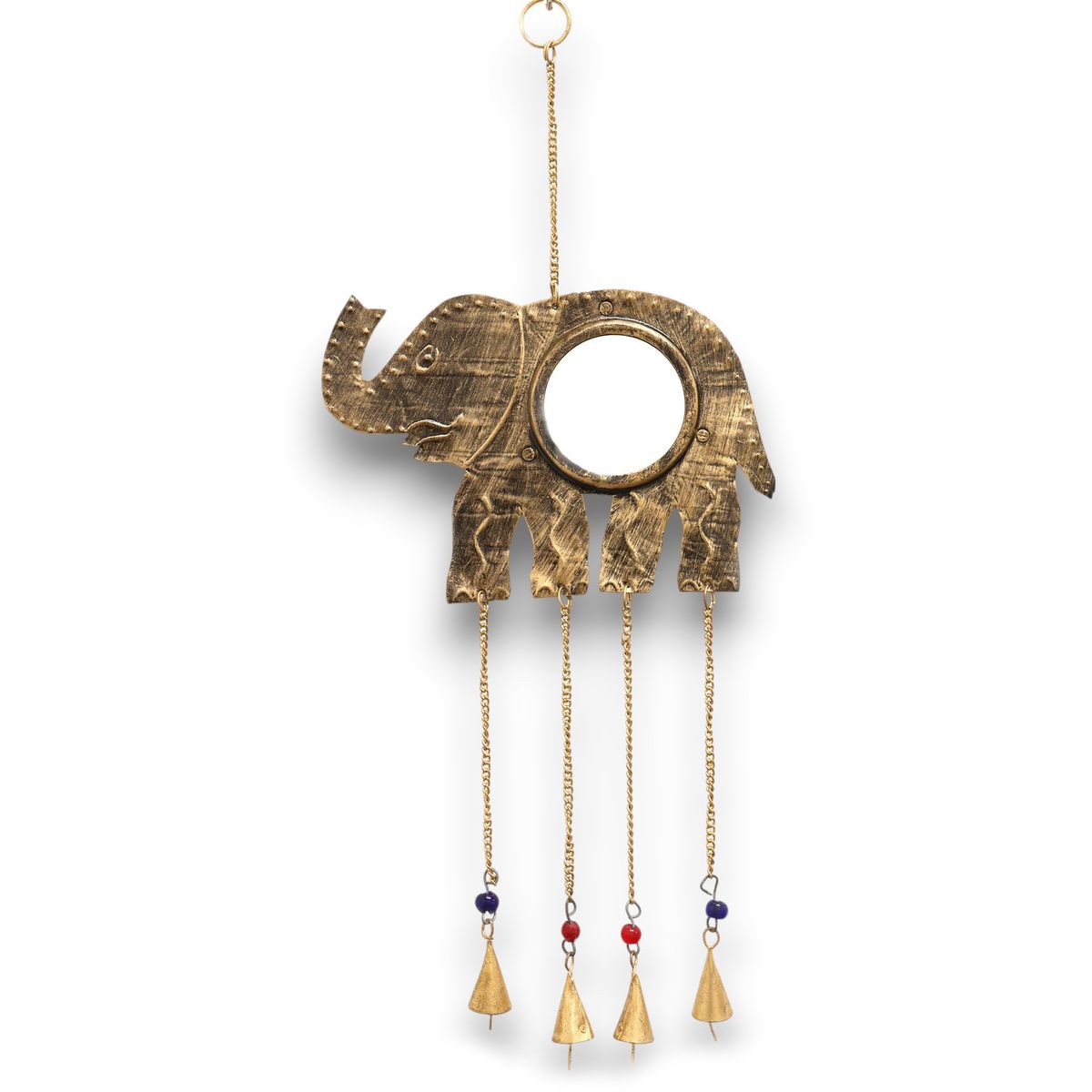 Éléphant en métal doré ciselé, trompe relevée, miroir rond sur le flanc et quatre chaînes à clochettes