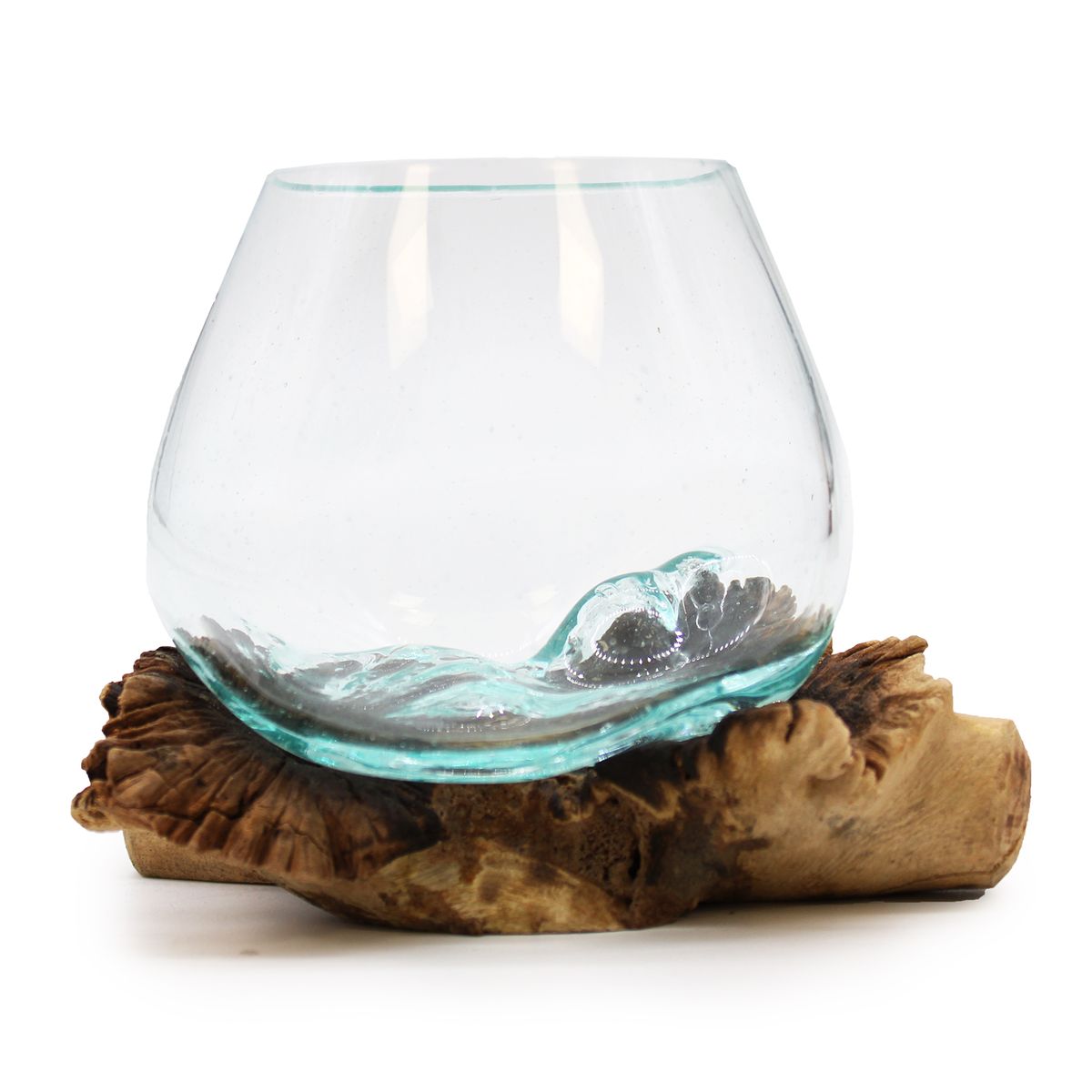 Coupe en verre soufflé coulée sur un rondin horizontal de bois parasite clair