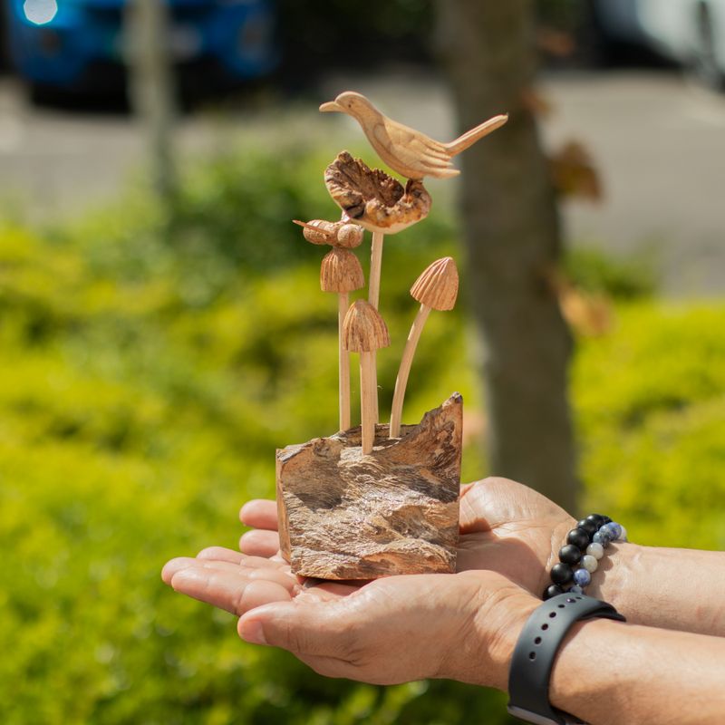 Détail de l'abeille sculptée sur le chapeau du champignon
