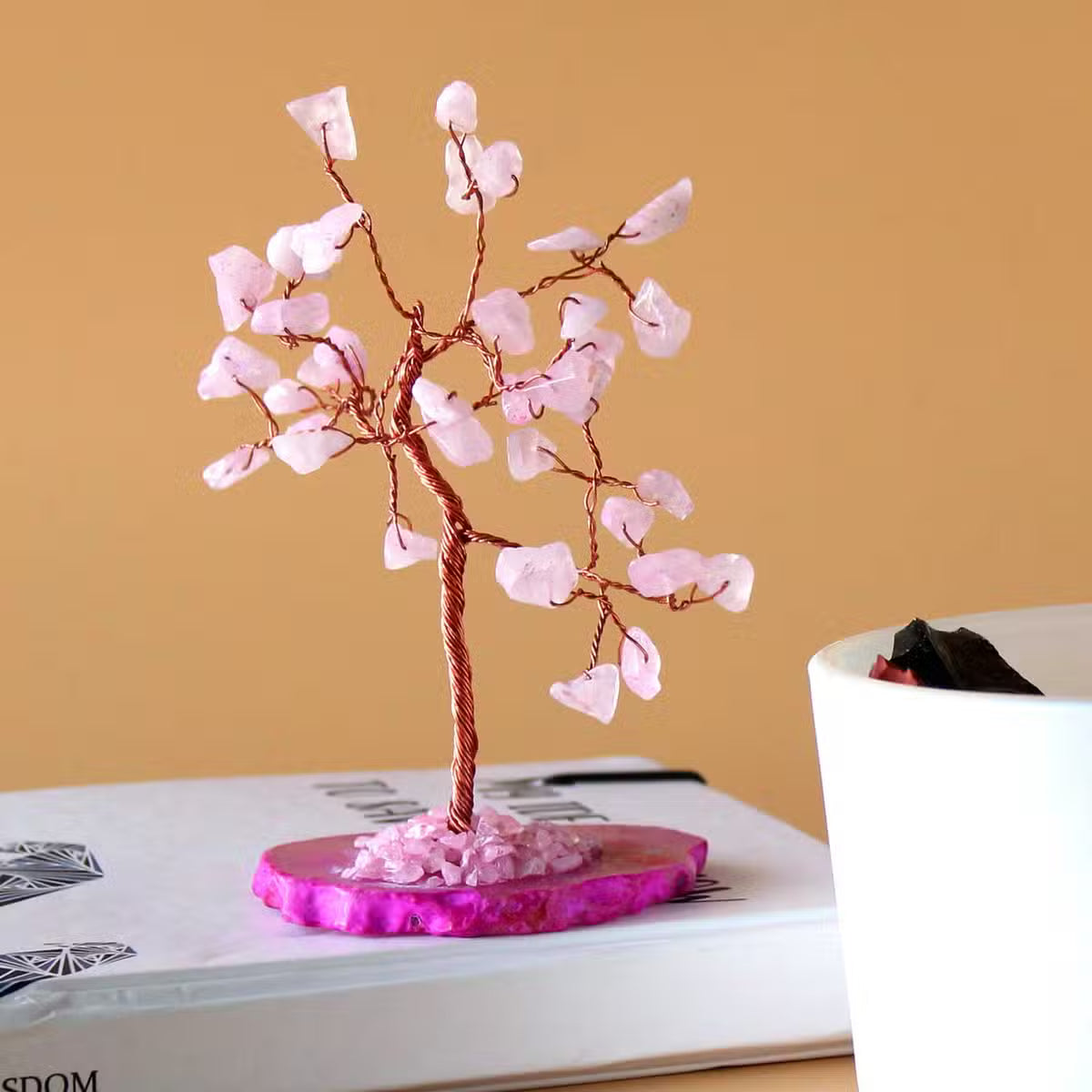 Arbre de quartz rose sur socle d'agate rose, 35 pierres