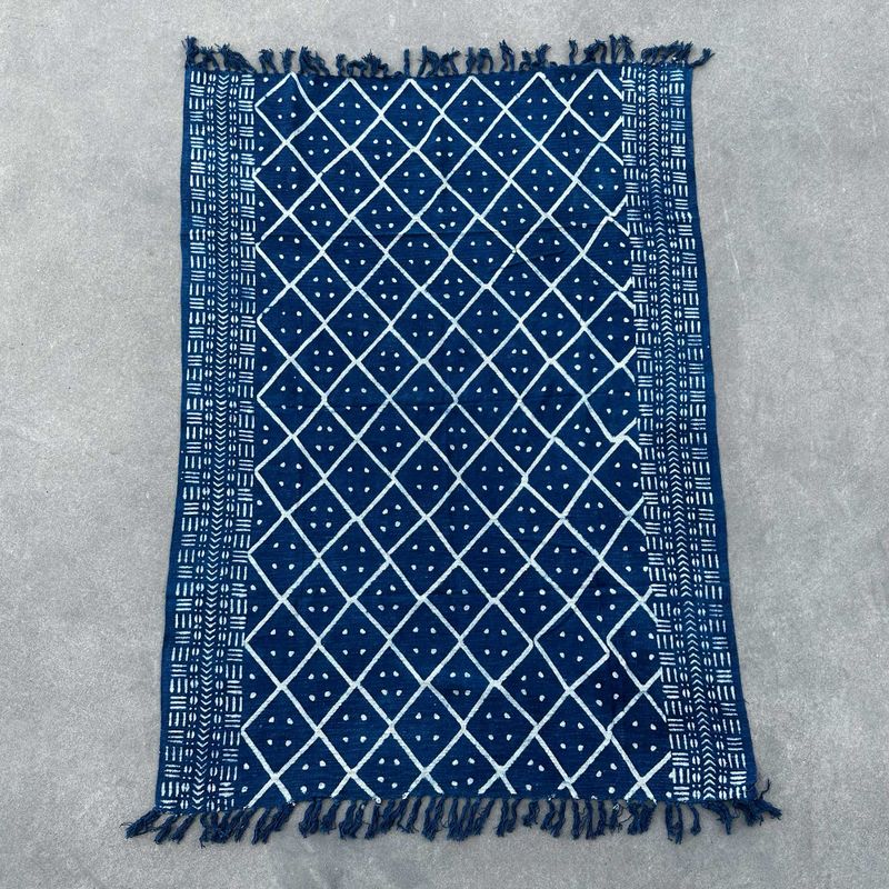 Détail des losanges sur fond indigo sombre