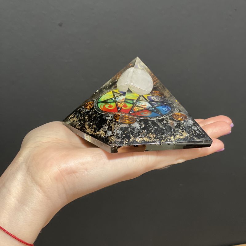 Détail du pentagramme doré sur la résine noire