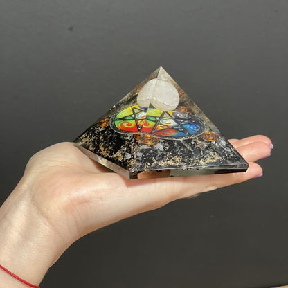 Détail du pentagramme doré sur la résine noire