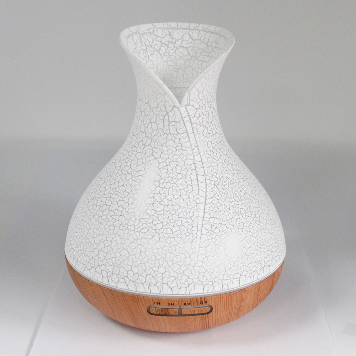 Diffuseur Palma éteint : vase blanc à col évasé, couvert d'un émail craquelé, posé sur un socle effet bois clair