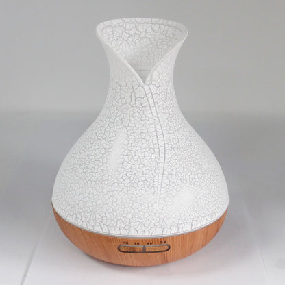 Diffuseur Palma éteint : vase blanc à col évasé, couvert d'un émail craquelé, posé sur un socle effet bois clair