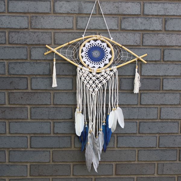 Attrape-rêves en macramé de 60 cm de haut, œil crocheté bleu marine et blanc, plumes blanches et bleues
