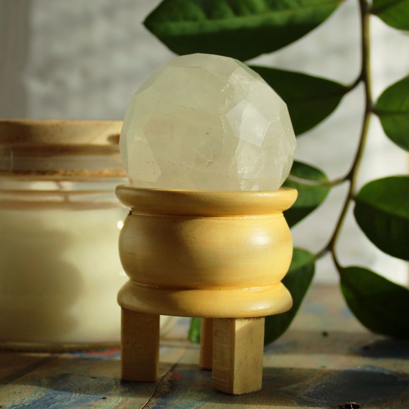 Boule de cristal de roche et socle en bois tourné, vue de côté