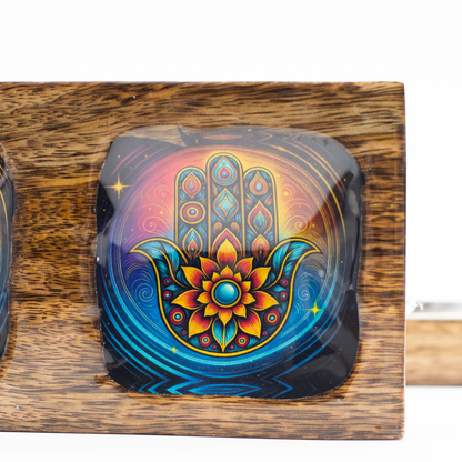 Plateaux en manguier, détail de la main de Hamsa émaillée