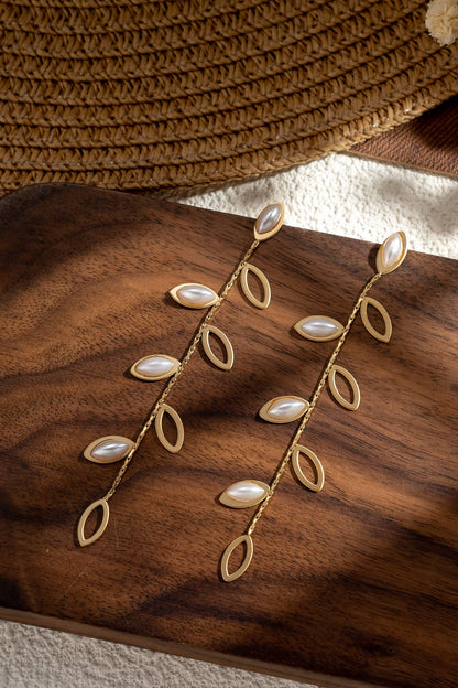 Boucles d’Oreilles Feuilles Nacrées Dorées – Acier Inoxydable • Élégance & Lumière