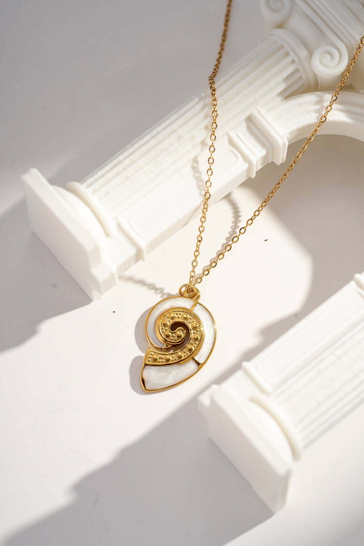 Collier Spirale Marine Dorée – Acier Inoxydable • Élégance Océanique