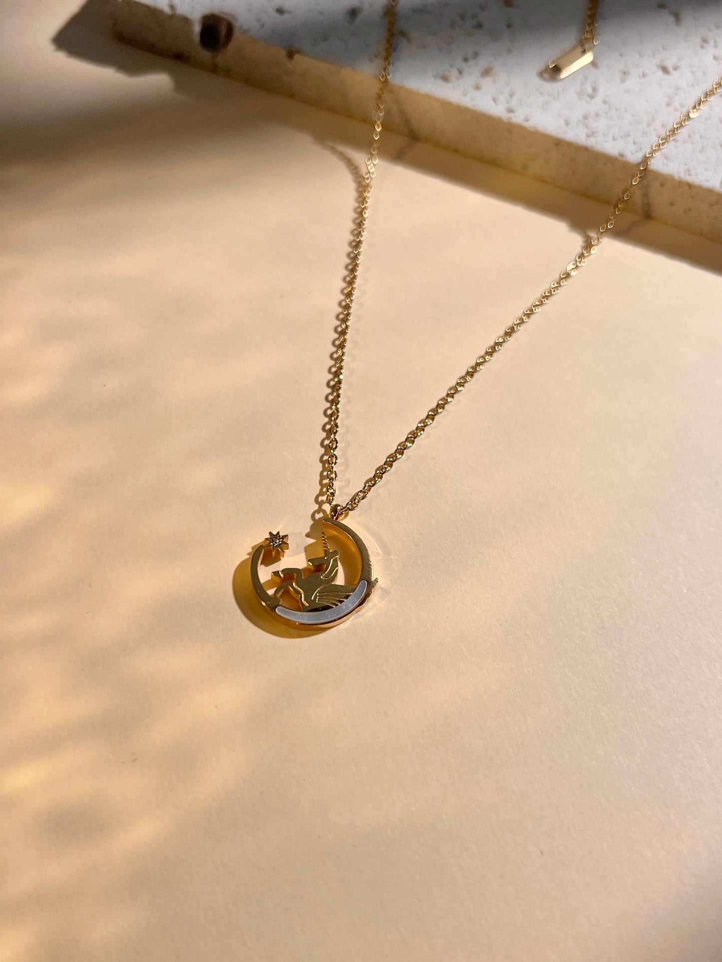 Collier Licorne & Lune Nacrée Dorée – Acier Inoxydable • Magie & Rêverie