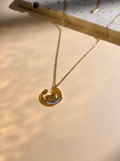 Collier Licorne & Lune Nacrée Dorée – Acier Inoxydable • Magie & Rêverie