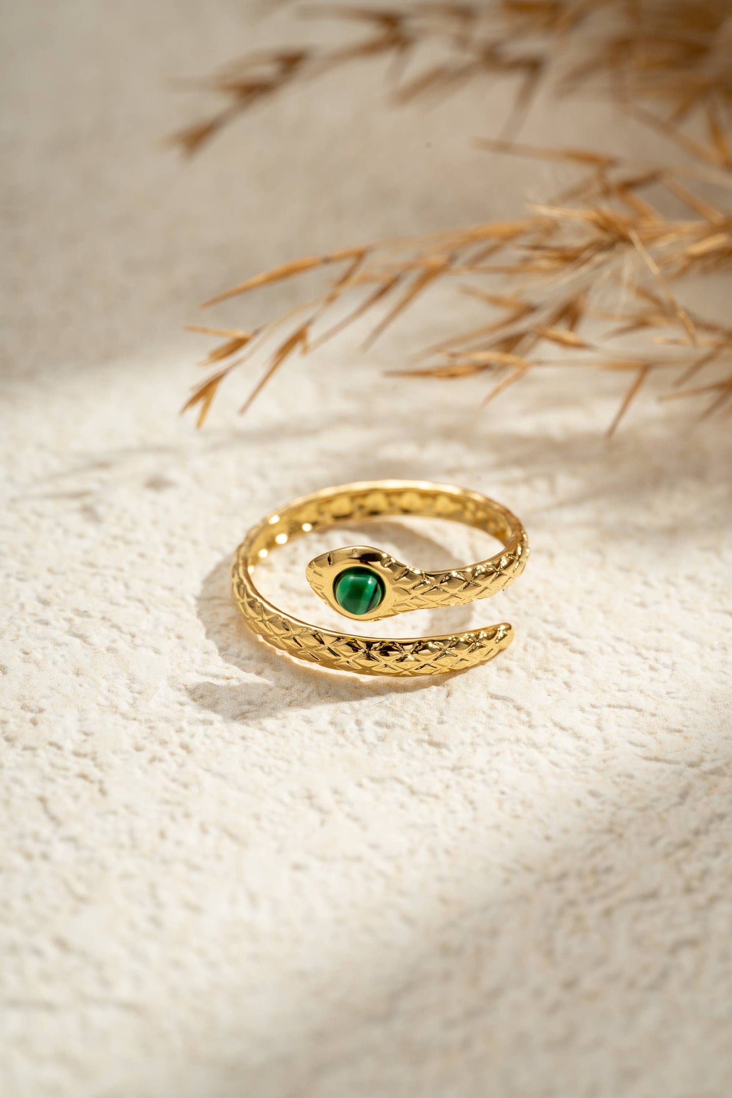 Bague Serpent Émeraude Dorée Ajustable – Acier Inoxydable • Protection & Transformation